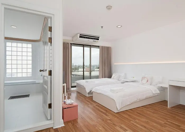 Modern Twin Br Bath & Bathtub Retreat Bts Btb6 Apartment Bangkok